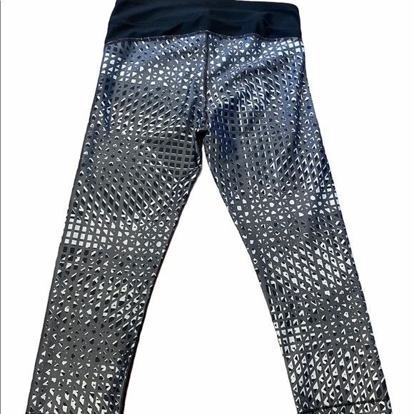 Under Armour Cropped Leggings - Picture 2 of 3